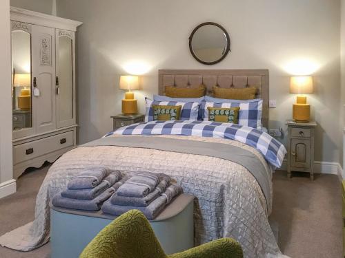 惠茨特布尔The Coach House的一间卧室配有一张带蓝白色枕头的大床