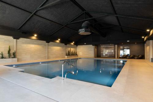 海勒富特斯勒斯西塔罗曼娜度假酒店的一座带水龙头的游泳池
