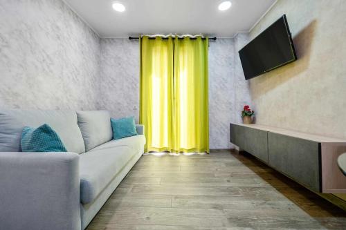 雷乌斯Apartments Lilia Reus的带沙发和黄色窗帘的客厅
