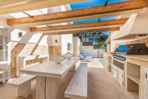 Sol de MallorcaLuxury Villa with panoramic sea views的一个带木桌和长凳的大厨房