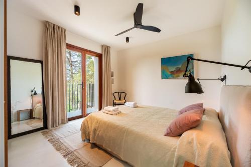 圣何塞德萨塔莱阿Casa Juliarina的一间卧室配有一张床和吊扇