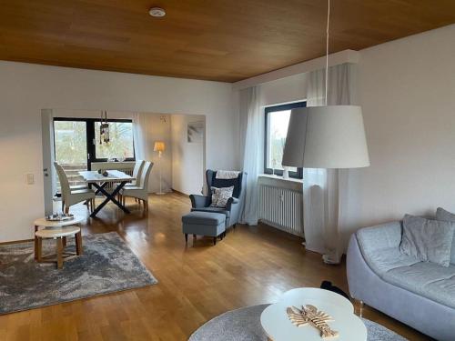 NeunkirchenFerienwohnung Seebrise Bostalsee的客厅配有沙发和桌子