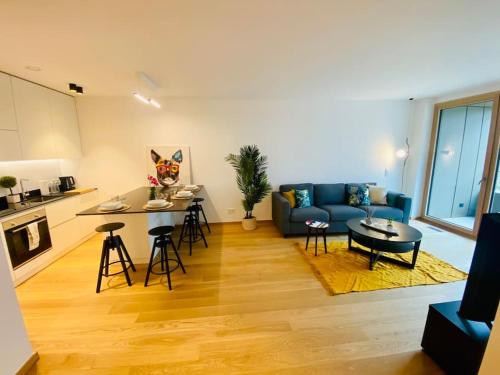 卢森堡Luxury Brand New Flat with Terrace & Parking - RTL1的客厅配有蓝色的沙发和桌子