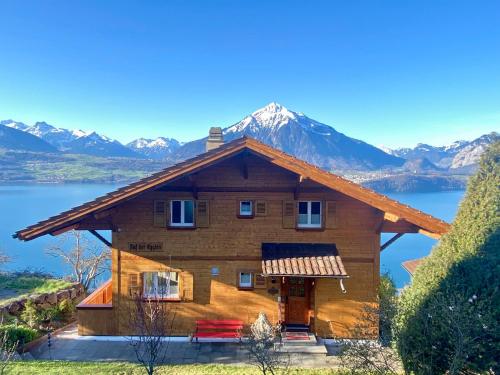 锡格里斯维尔CHALET EGGLEN "Typical Swiss House, Best Views, Private Jacuzzi"的山 ⁇ 湖上的小木屋