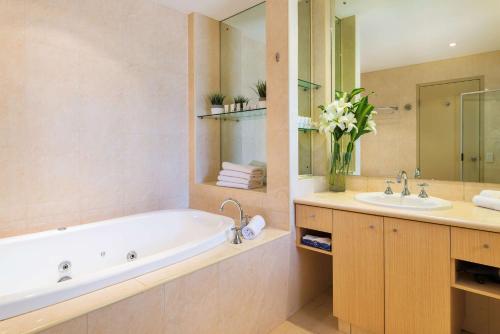 卡尔古利卡尔古利莱吉斯酒店的带浴缸和盥洗盆的浴室