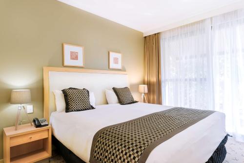 卡尔古利卡尔古利莱吉斯酒店的一间卧室设有一张大床和一个窗户。