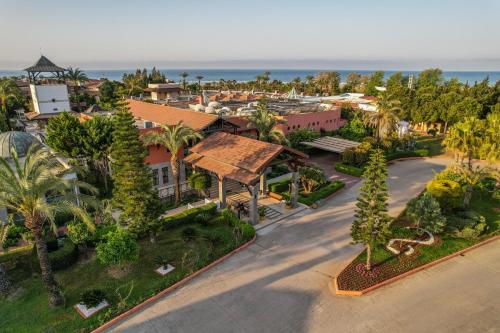 基兹洛特Club Hotel Felicia Village的棕榈树度假村的空中景致