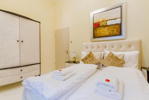 布达佩斯Principe Luxury Suite Close to Parliament的一张白色的床,上面有两条白色毛巾