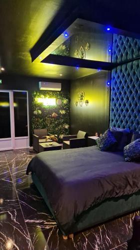 蒙彼利埃Medusa spa 34*的一间卧室配有一张蓝色灯的大床