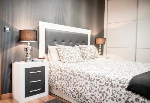 钱塔达Apartamento Cuatro Caminos的卧室配有一张白色的床和大型床头板