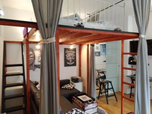萨格勒布市中心梦想公寓的小屋内的一张高架床