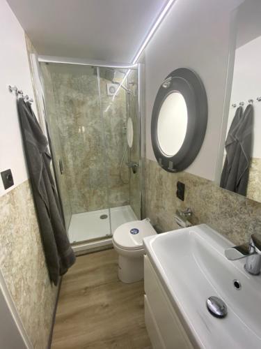 石勒苏益格Hausboot Claudia Schleswig的带淋浴、卫生间和盥洗盆的浴室
