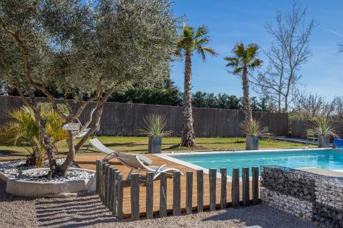 索尔格河畔利勒In Elsama piscine chauffée的庭院内一个带椅子和树木的游泳池