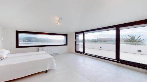BarrikaSEE AND SEA的白色的客房设有床和大窗户