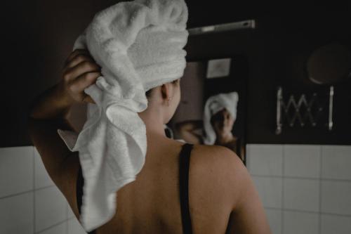 阿尔特多夫Kastanienhof Pfettrach的女人头上拿着毛巾