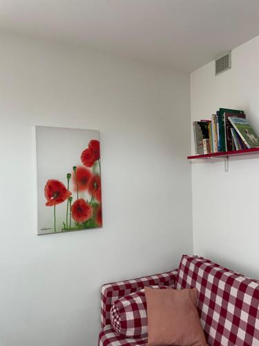 Tenna Lake Apartment Ischia Red的客厅配有沙发和红花图画