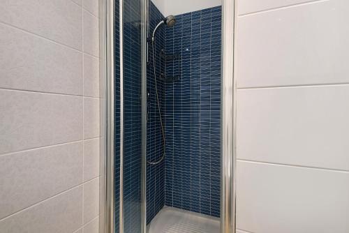 博纳索拉Casa mare montaretto 1的浴室里设有玻璃门淋浴