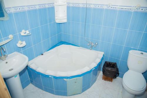 托泽尔Dar Beya ( APP S+2 )的蓝色瓷砖浴室设有卫生间和水槽