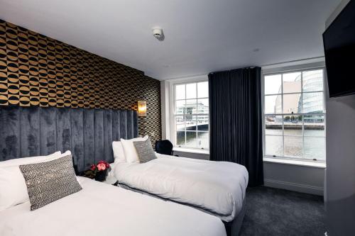 都柏林渡船夫酒店的酒店客房设有两张床和窗户。