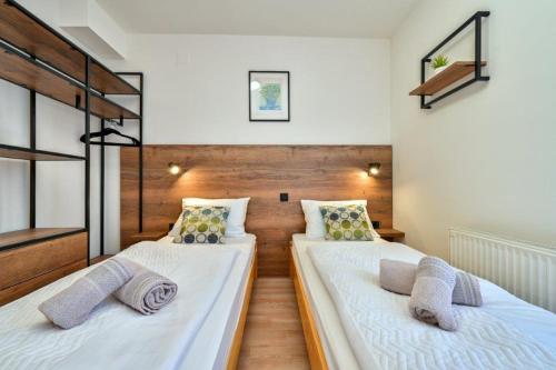 圣马丁娜穆里Apartman Hanna Toplice Sveti Martin的配有2张床的带白色床单和枕头的客房