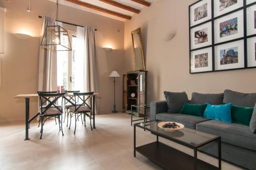 巴塞罗那圣安东尼市场威孚勒汀公寓的客厅配有沙发和桌子