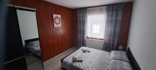 SungerApartman Regina的一间小卧室,配有床和窗户