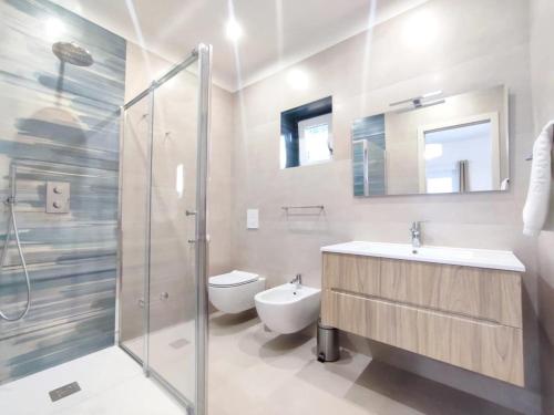 佩斯基奇Casa Vacanze Onda Azzurra (Deluxe)的带淋浴、盥洗盆和卫生间的浴室