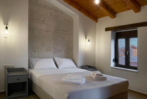 普拉塔尼亚斯La Casa Di Manou的一间卧室配有一张床,上面有两条毛巾