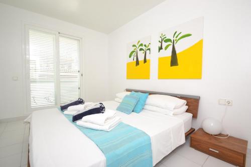 锡切斯Viva Sitges - Mayo Terrace的一间白色卧室,配有两张床和窗户