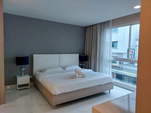 MakkasanCondominium Sukhumvit Soi 5 - BTS Nana- Room Size 47m2的一间卧室设有一张床和一个大窗户