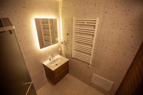 乌罗舍瓦茨Villa Rexhes的一间带水槽和镜子的浴室