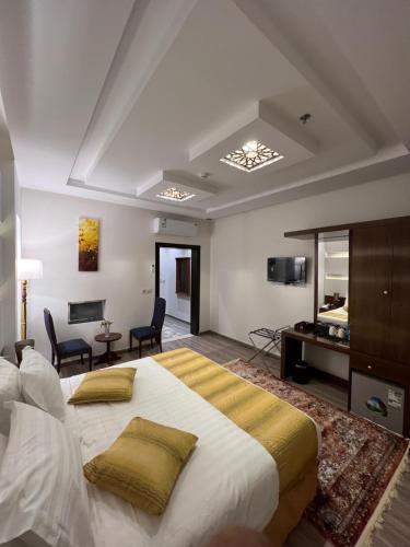 麦地那فندق الليالي الحالمة的一间带大床的卧室和一间客厅