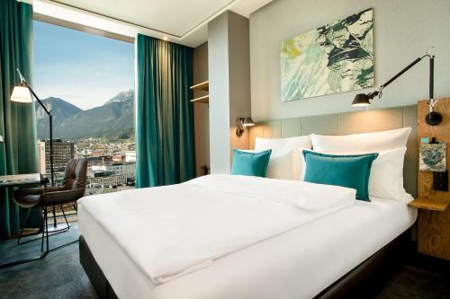 因斯布鲁克Motel One Innsbruck的一间设有大床和窗户的酒店客房