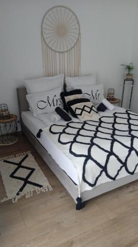 克罗奇琴科Apartament w Pieninach的一张配有黑白毯子和枕头的床
