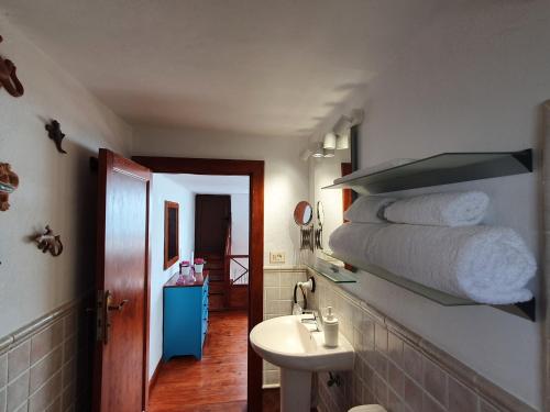 拉桑塔Lanzarote Casa azul的一间带水槽和一叠毛巾的浴室