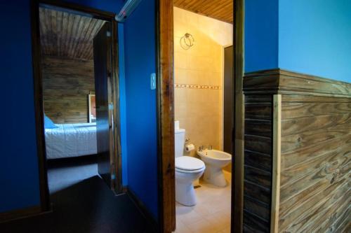 埃尔卡拉法特霍斯特里亚海宁酒店的一间带卫生间的浴室和一间配有床铺的浴室