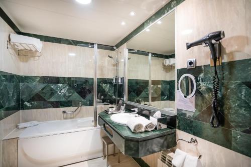 马德里阿巴马德里酒店的带浴缸、水槽和浴缸的浴室