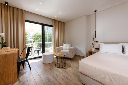 萨索斯玛丽酒店的一间卧室配有一张床、一把椅子和一张桌子