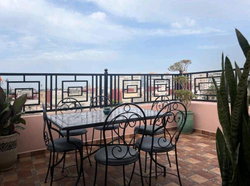 阿加迪尔Les jardins berbères d'Agadir的阳台配有天井桌椅