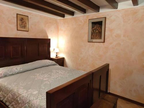 里韦尔加罗L'angolo nascosto的一间卧室,卧室内配有一张大床