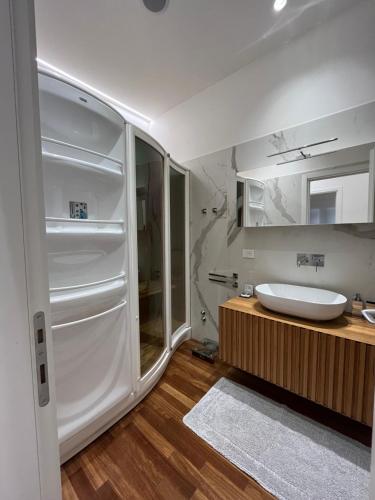 韦内雷港Platessa的白色的浴室设有水槽和镜子