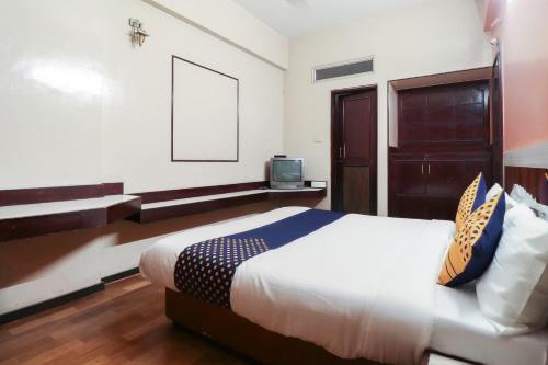 班加罗尔Oyo Yatra Inn的一间卧室配有一张床和一台电视。
