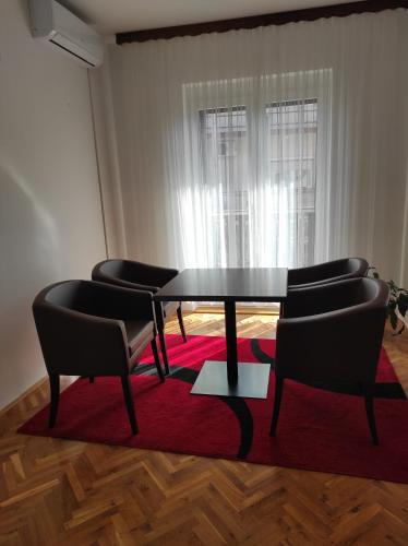 比哈奇Una La Unica的红色地毯上的带桌椅的用餐室