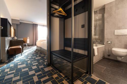 泰尔托GINN Hotel Berlin Potsdam的带淋浴和卫生间的浴室