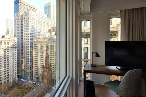 纽约Hotel Indigo NYC Financial District, an IHG Hotel的客房设有书桌和享有美景的大窗户。