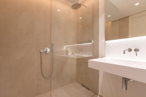 奥亨Beautiful apartment in Palo Alto的一间带玻璃淋浴和水槽的浴室