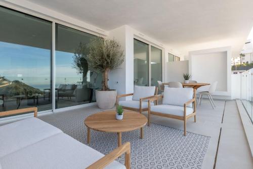 奥亨Beautiful apartment in Palo Alto的客厅配有沙发、桌子和窗户