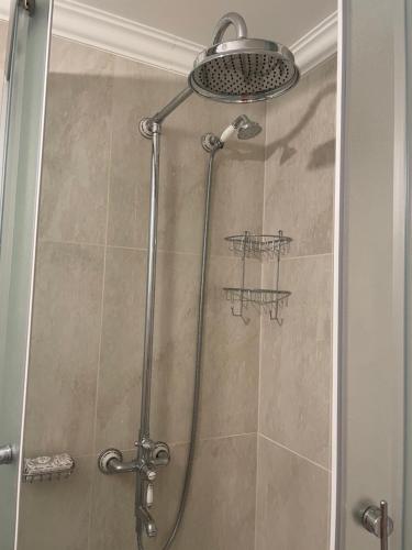 塔尔图E & A LOSSI 21/23的浴室内配有淋浴和头顶淋浴
