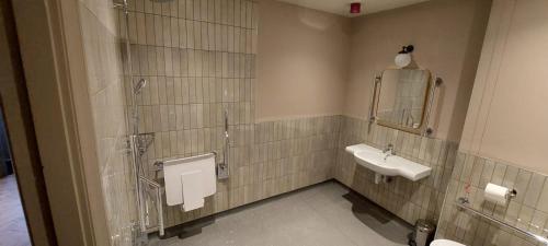 科尼斯顿皇冠客栈的一间带水槽和镜子的浴室