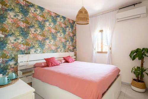 卡塔尼亚Follow The Sun Catania - Rooftop Terrace的一间卧室配有一张带花卉壁纸的床